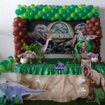 Decorao Dinossauros
Com arco de bales  e mesa com tecido de juta opcional