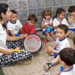 Roda de cantigas com instrumentos de percusso